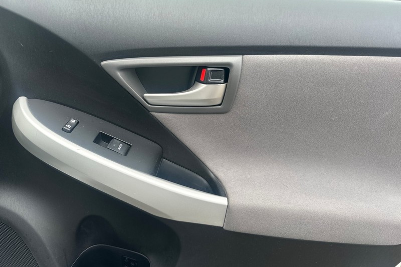 Toyota Prius Plug-In Vehicle Full-screen Gallery Image 21