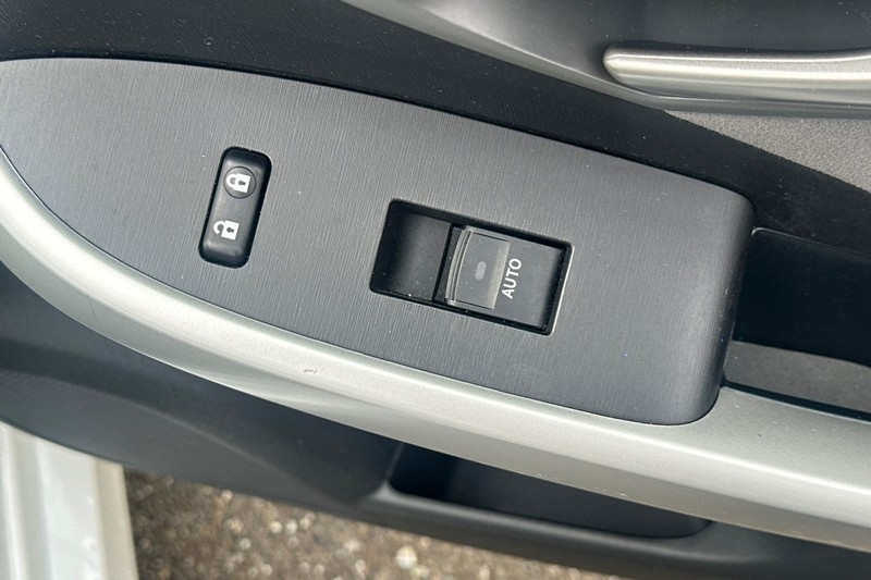 Toyota Prius Plug-In Vehicle Full-screen Gallery Image 22