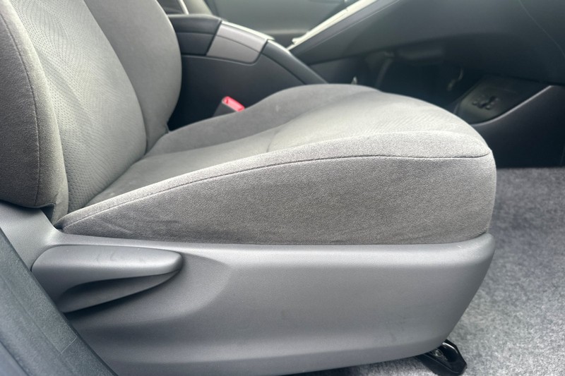 Toyota Prius Plug-In Vehicle Full-screen Gallery Image 23