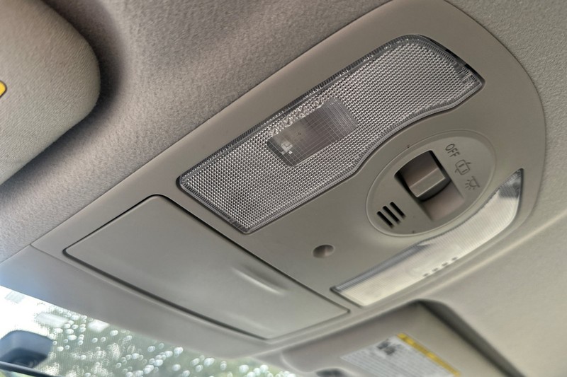 Toyota Prius Plug-In Vehicle Full-screen Gallery Image 24