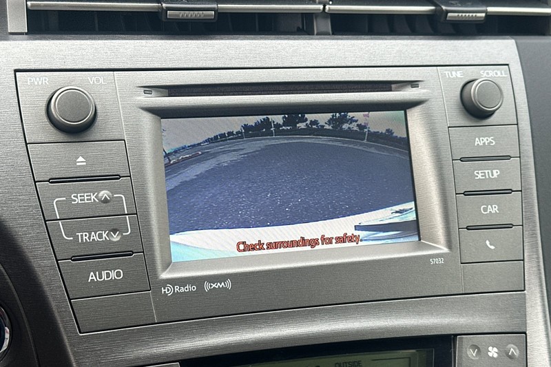 Toyota Prius Plug-In Vehicle Full-screen Gallery Image 27