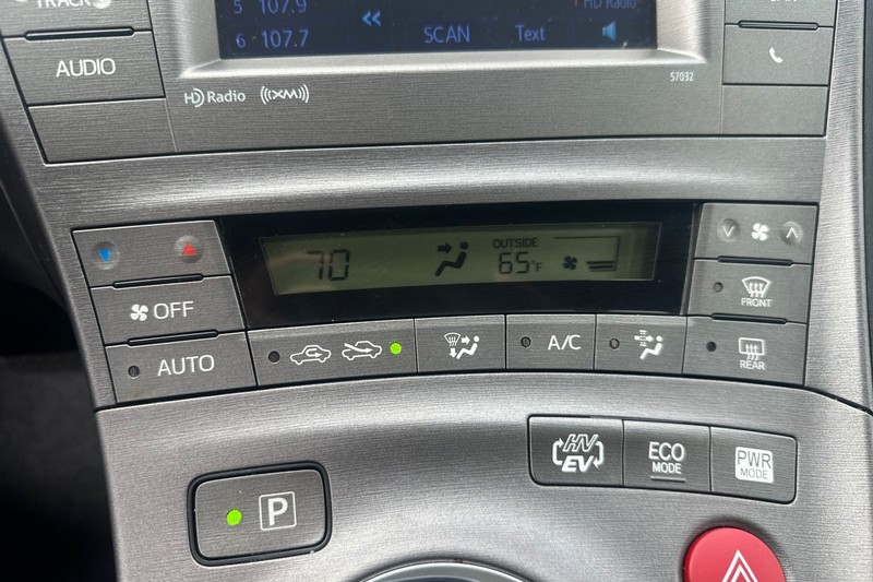 Toyota Prius Plug-In Vehicle Full-screen Gallery Image 28