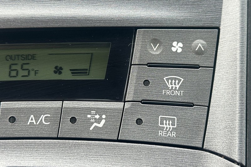 Toyota Prius Plug-In Vehicle Full-screen Gallery Image 30