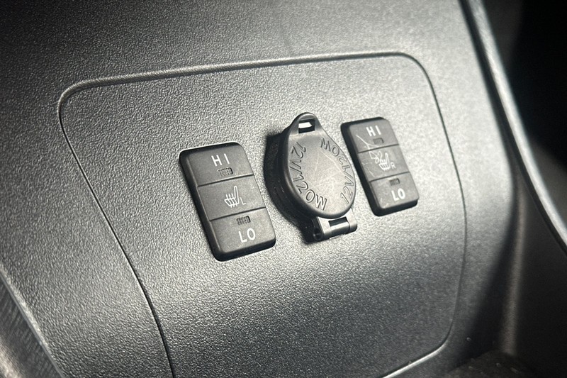Toyota Prius Plug-In Vehicle Full-screen Gallery Image 31