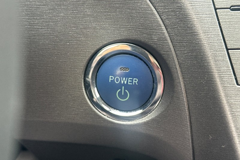 Toyota Prius Plug-In Vehicle Full-screen Gallery Image 34