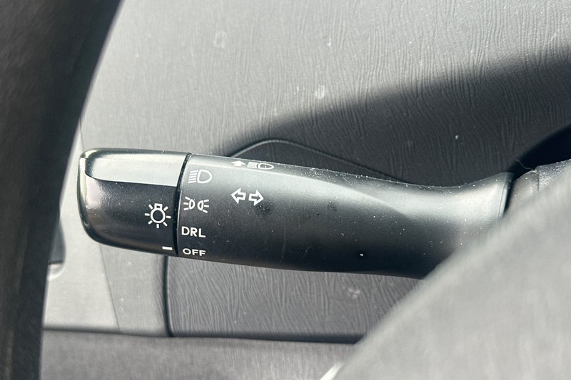 Toyota Prius Plug-In Vehicle Full-screen Gallery Image 37