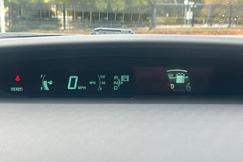 Toyota Prius Plug-In Vehicle Full-screen Gallery Image 40