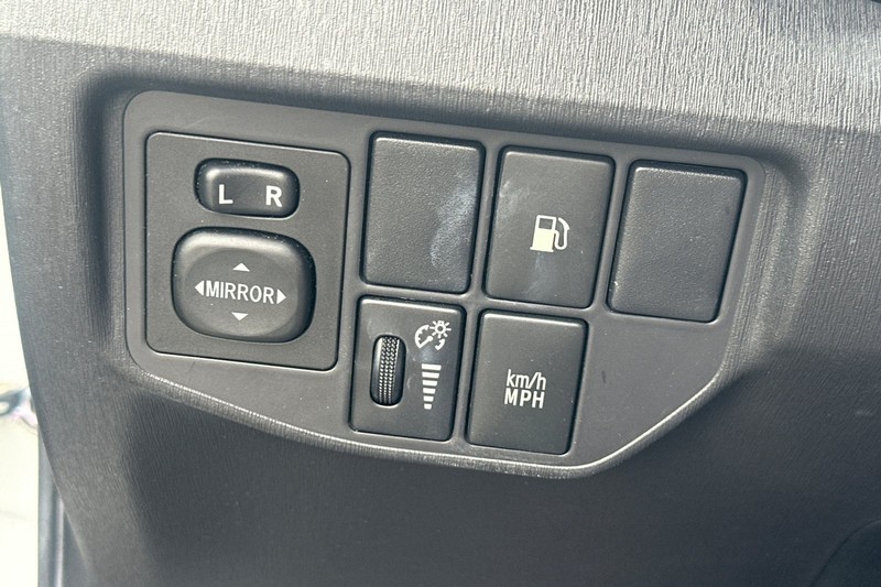 Toyota Prius Plug-In Vehicle Full-screen Gallery Image 42