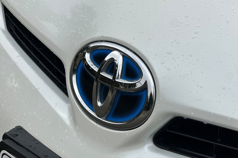 Toyota Prius Plug-In Vehicle Full-screen Gallery Image 46