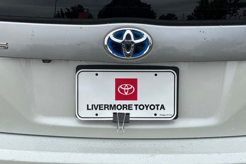 Toyota Prius Plug-In Vehicle Full-screen Gallery Image 48