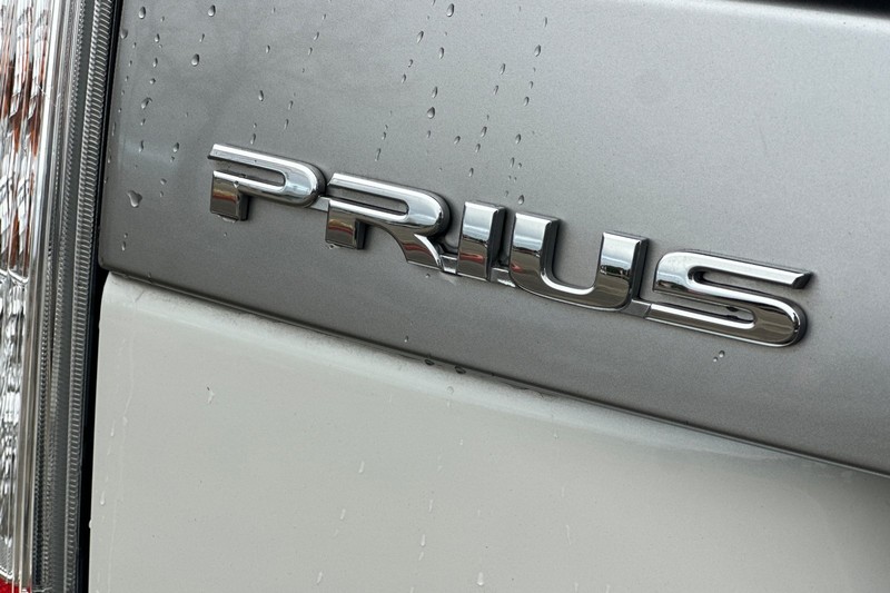 Toyota Prius Plug-In Vehicle Full-screen Gallery Image 50