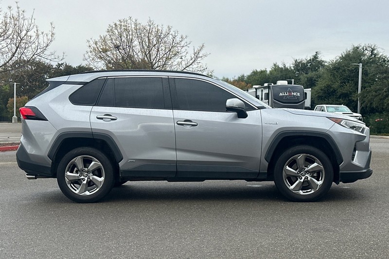 Toyota RAV4 Hybrid Vehicle Full-screen Gallery Image 03