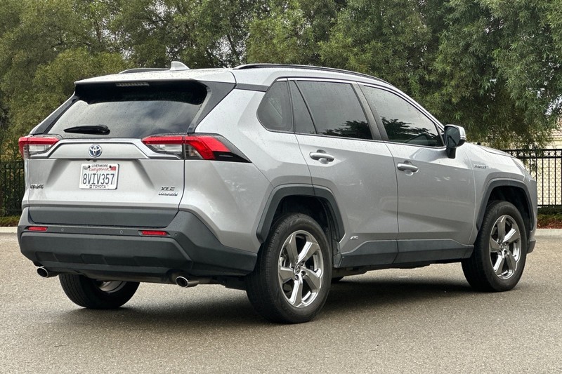 Toyota RAV4 Hybrid Vehicle Full-screen Gallery Image 04