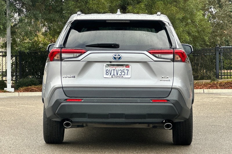 Toyota RAV4 Hybrid Vehicle Full-screen Gallery Image 05