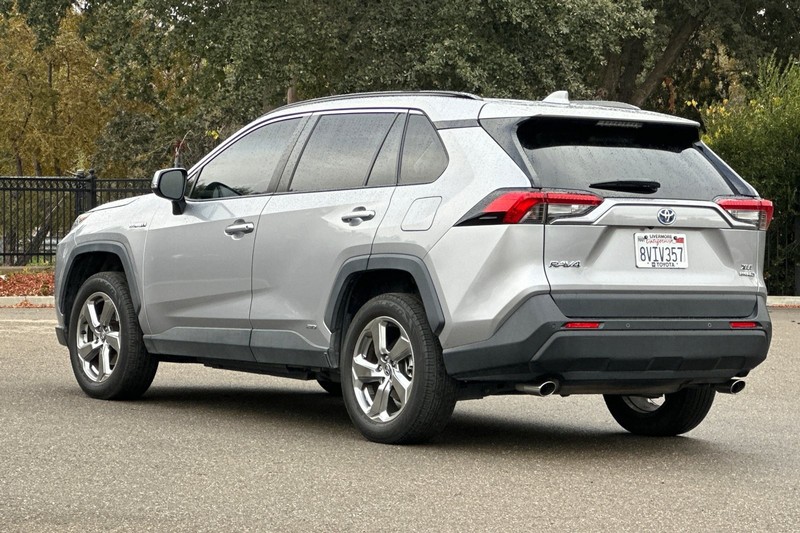Toyota RAV4 Hybrid Vehicle Full-screen Gallery Image 06
