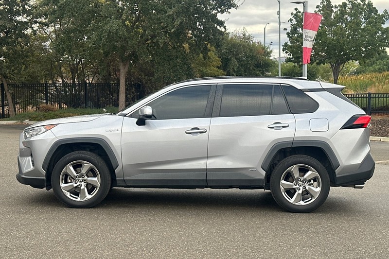 Toyota RAV4 Hybrid Vehicle Full-screen Gallery Image 07