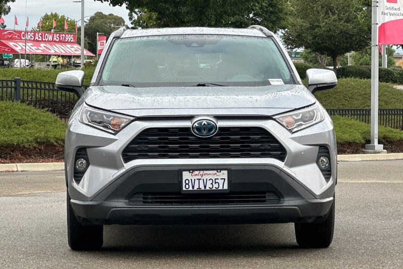 Toyota RAV4 Hybrid Vehicle Full-screen Gallery Image 09