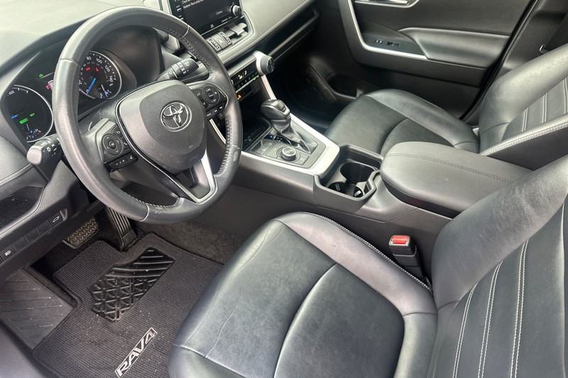 Toyota RAV4 Hybrid Vehicle Full-screen Gallery Image 10