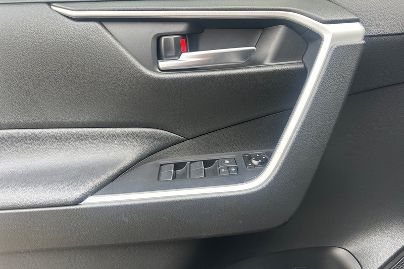 Toyota RAV4 Hybrid Vehicle Full-screen Gallery Image 11