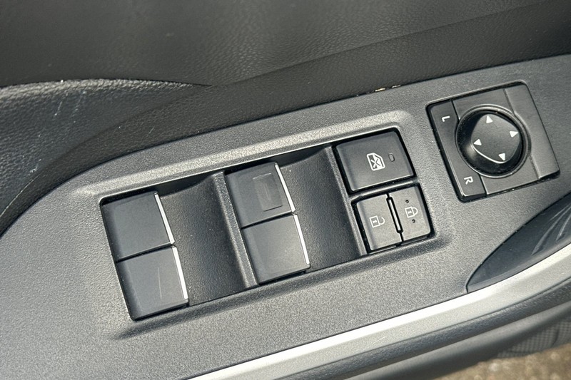Toyota RAV4 Hybrid Vehicle Full-screen Gallery Image 12