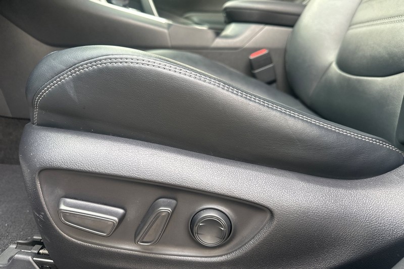 Toyota RAV4 Hybrid Vehicle Full-screen Gallery Image 13