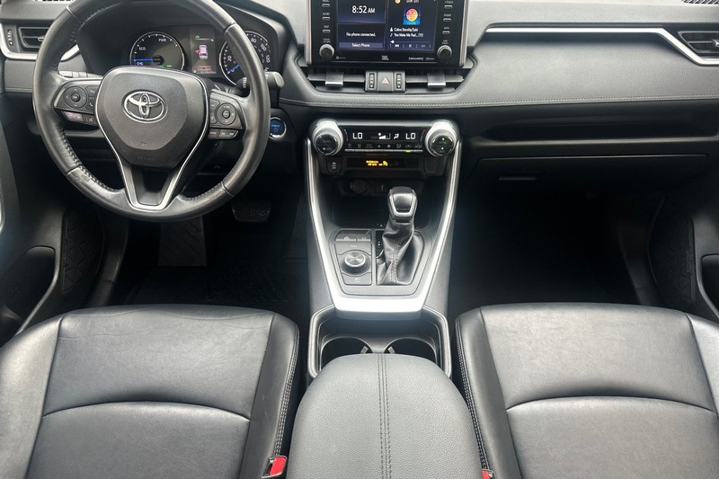 Toyota RAV4 Hybrid Vehicle Full-screen Gallery Image 15