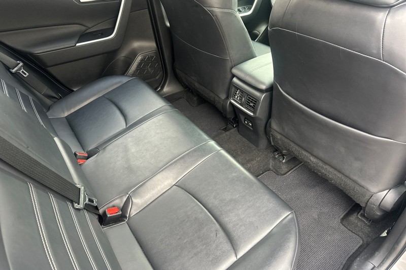 Toyota RAV4 Hybrid Vehicle Full-screen Gallery Image 18