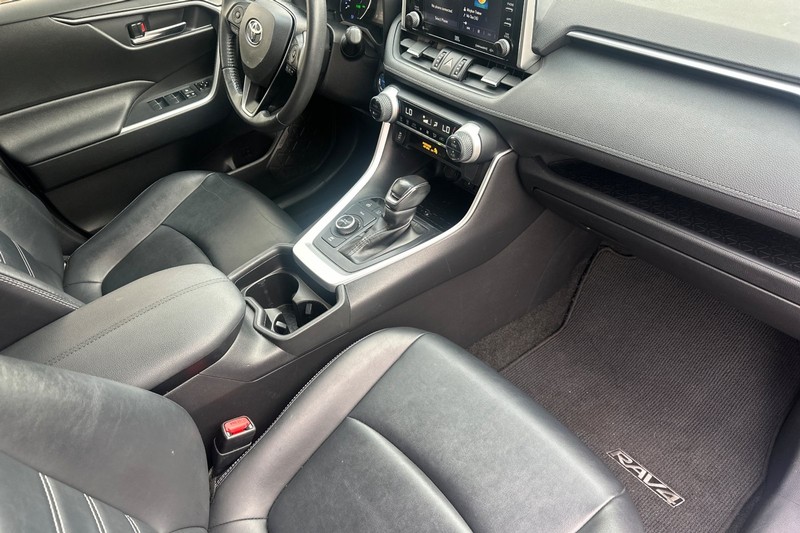 Toyota RAV4 Hybrid Vehicle Full-screen Gallery Image 19