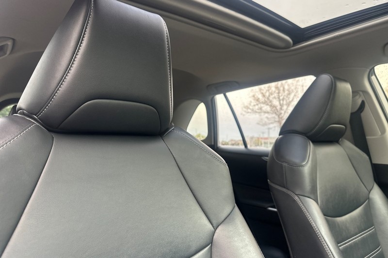 Toyota RAV4 Hybrid Vehicle Full-screen Gallery Image 20