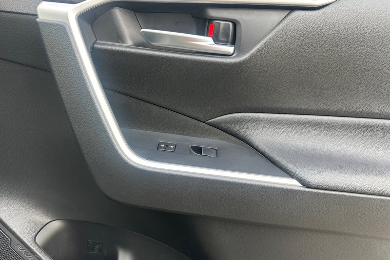 Toyota RAV4 Hybrid Vehicle Full-screen Gallery Image 21