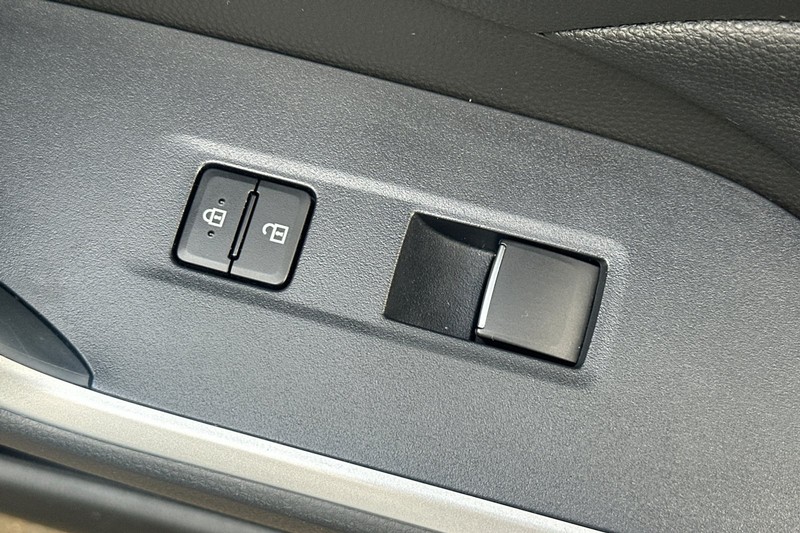 Toyota RAV4 Hybrid Vehicle Full-screen Gallery Image 22