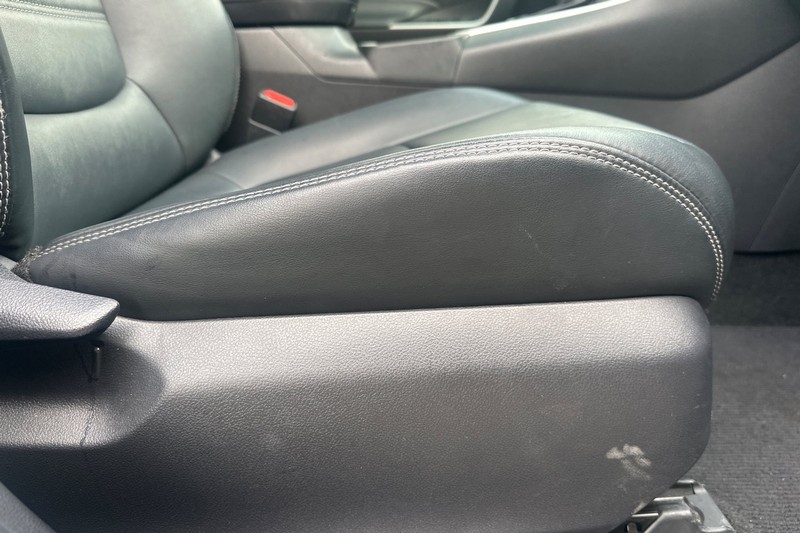 Toyota RAV4 Hybrid Vehicle Full-screen Gallery Image 23