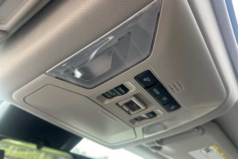 Toyota RAV4 Hybrid Vehicle Full-screen Gallery Image 24