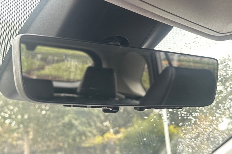 Toyota RAV4 Hybrid Vehicle Full-screen Gallery Image 25