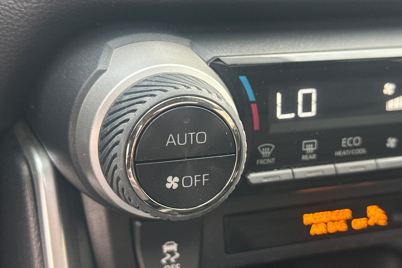 Toyota RAV4 Hybrid Vehicle Full-screen Gallery Image 29
