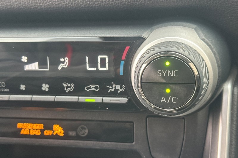 Toyota RAV4 Hybrid Vehicle Full-screen Gallery Image 30