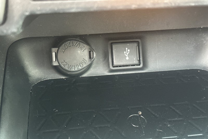 Toyota RAV4 Hybrid Vehicle Full-screen Gallery Image 31