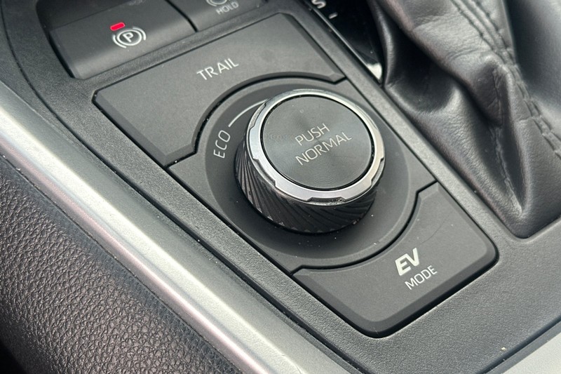 Toyota RAV4 Hybrid Vehicle Full-screen Gallery Image 32