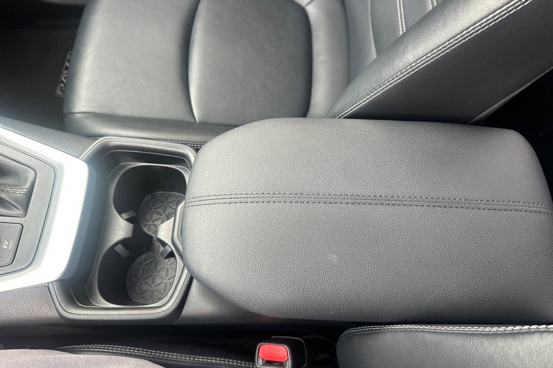 Toyota RAV4 Hybrid Vehicle Full-screen Gallery Image 33