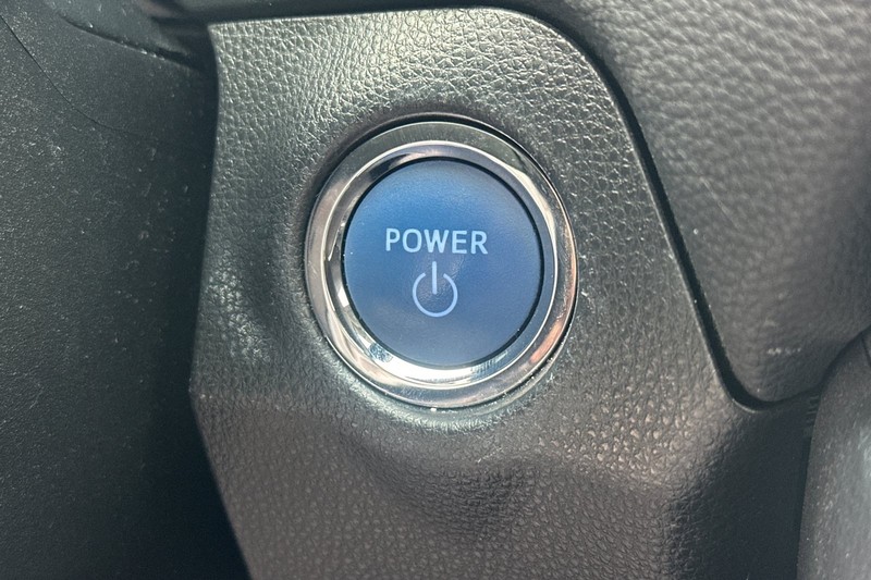 Toyota RAV4 Hybrid Vehicle Full-screen Gallery Image 35