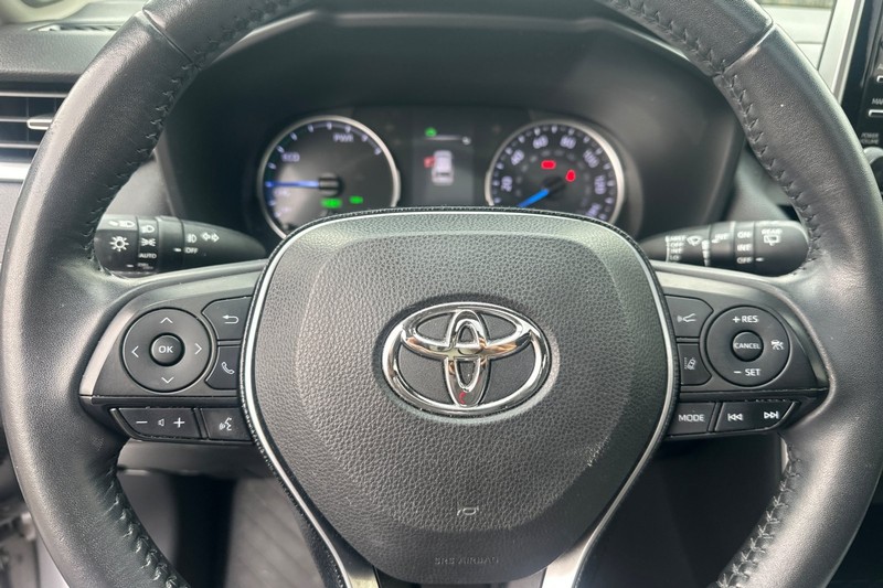 Toyota RAV4 Hybrid Vehicle Full-screen Gallery Image 36