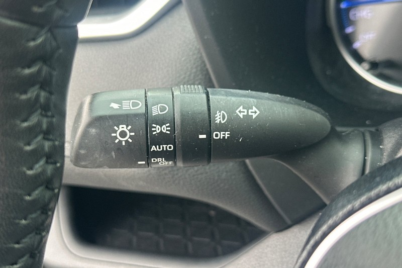 Toyota RAV4 Hybrid Vehicle Full-screen Gallery Image 38