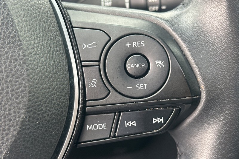 Toyota RAV4 Hybrid Vehicle Full-screen Gallery Image 39