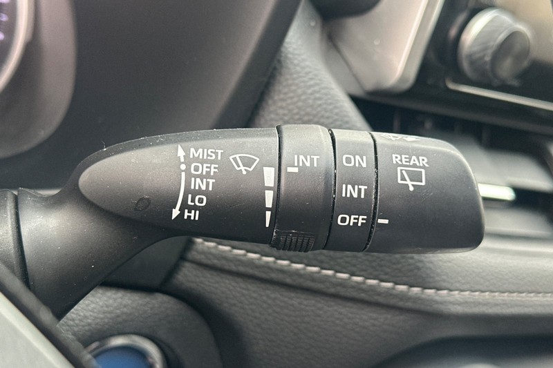 Toyota RAV4 Hybrid Vehicle Full-screen Gallery Image 40