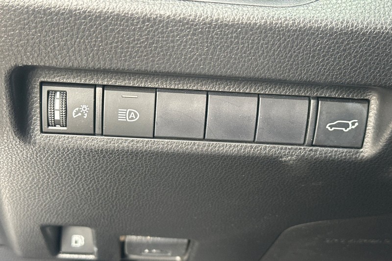 Toyota RAV4 Hybrid Vehicle Full-screen Gallery Image 43