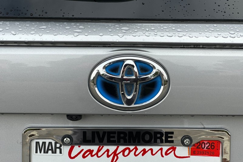 Toyota RAV4 Hybrid Vehicle Full-screen Gallery Image 50