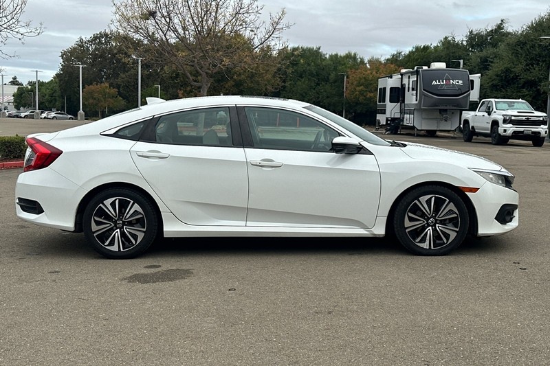 Honda Civic Sedan Vehicle Full-screen Gallery Image 03