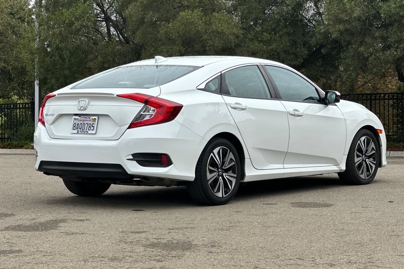 Honda Civic Sedan Vehicle Full-screen Gallery Image 04