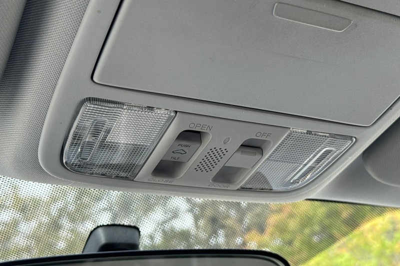 Honda CR-V Vehicle Full-screen Gallery Image 24