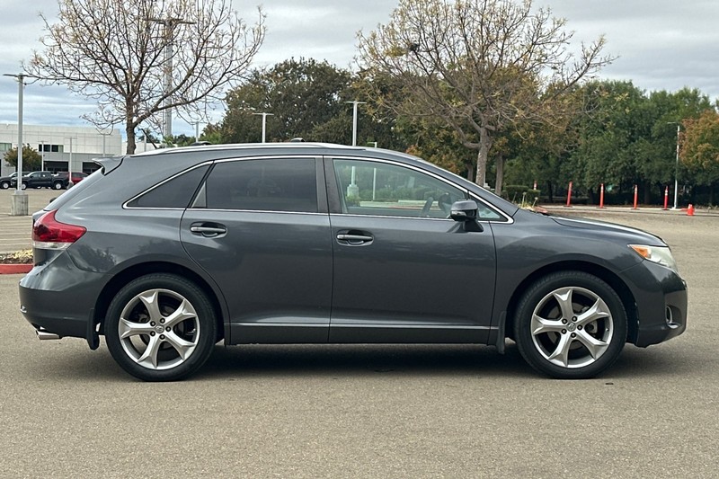 Toyota Venza Vehicle Full-screen Gallery Image 03